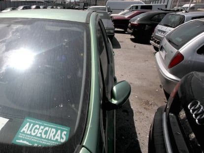 Autom&oacute;viles incautados por la Guardia Civil en el puerto de Algeciras.