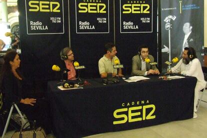 Ildefonso Vergara y Salomón Hachuel, en el centro, durante un programa especial de flamenco en Radio Sevilla.