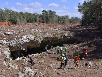 Entrada de la cueva 'Avispa enfadada', que ha quedado al descubierto en las obras del Tren Maya a la altura de Playa del Carmen, en Quintana Roo, el 28 de marzo de 2022.
