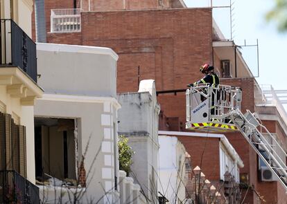 Un operario trabaja en la vivienda del barrio Salamanca donde se ha registrado una explosión. La deflagración, posiblemente de gas, ha ocurrido sobre las 13 horas en una vivienda en la calle General Pardiñas número 35, un edificio de cuatro plantas. Eduardo Parra / Europa Press.