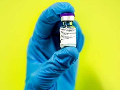Vacuna de Pfizer-BioNTech Covid-19, durante la segunda fase de la inmunización a sanitarios en Valencia.