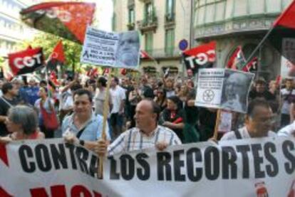 Concentraci&oacute;n de trabajadores en Barcelona en contradel &uacute;ltimo paquete de ajustes aprobado por el Gobierno, que prev&eacute;, entre otras medidas, un aumento del IVA, un recorte de las ayudas por desempleo y la supresi&oacute;n de una paga extra a los funcionarios. EFE/Archivo