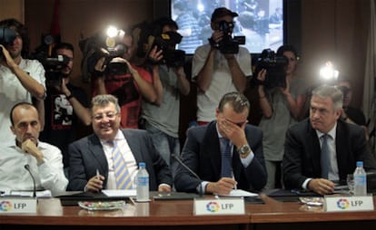 Representantes de la Liga Profesional de Fútbol durante su reunión de esta mañana