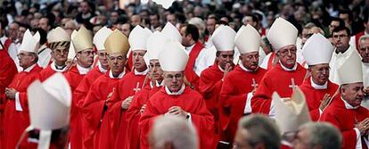 Cardenales durante la misa de Acción de Gracias en el Vaticano por la beatificación, ayer, de "mártires" españoles de la Guerra Civil