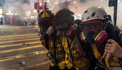 Un herido es trasladado por voluntarios durante las protestas en Hong Kong. 