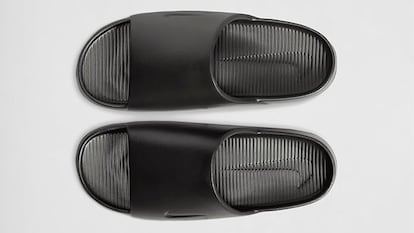 Chanclas Nike sobre fondo blanco.