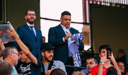 Los directivos del Real Valladolid CF, David Espinar y Ronaldo Nazário, durante un partido anterior a la pandemia.