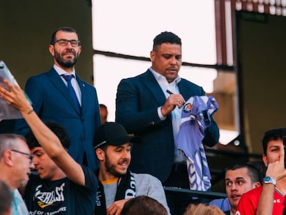 Los directivos del Real Valladolid CF, David Espinar y Ronaldo Nazário, durante un partido anterior a la pandemia.