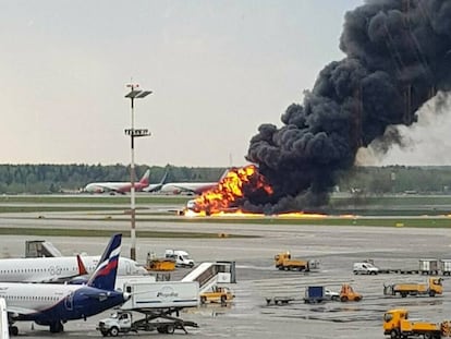 O avião depois da aterrissagem de emergência no aeroporto de Sheremetievo, em Moscou.