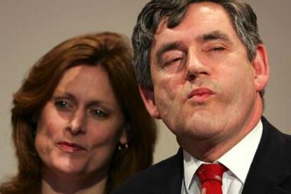 El ministro de Finanzas británico, Gordon Brown, junto a su esposa, Sarah.