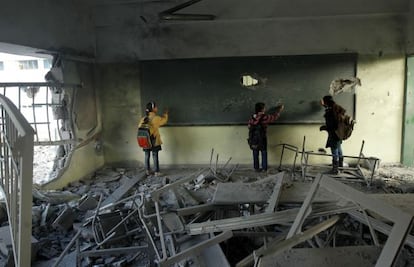 Ni&ntilde;as palestinas en su aula destrozada despu&eacute;s de los bombardeos de los &uacute;ltimos d&iacute;as sobre Gaza.