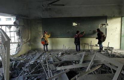 Niñas palestinas en su aula destrozada después de los bombardeos de los últimos días sobre Gaza.