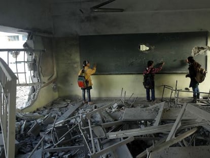 Ni&ntilde;as palestinas en su aula destrozada despu&eacute;s de los bombardeos de los &uacute;ltimos d&iacute;as sobre Gaza.