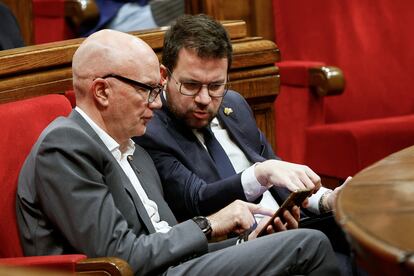 El president Pere Aragonès y el consejero David Mascort, en un momento del Pleno.