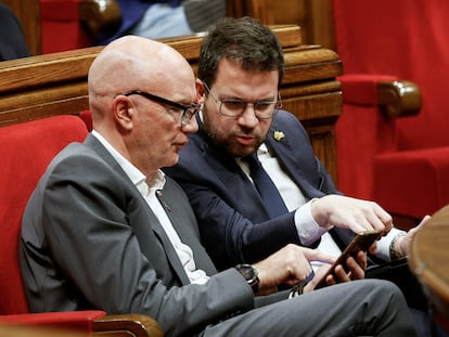 El president Pere Aragonès y el consejero David Mascort, en un momento del Pleno.