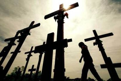 Imagen de las cruces en memoria de las mujeres muertas en Ciudad Juárez (México)
