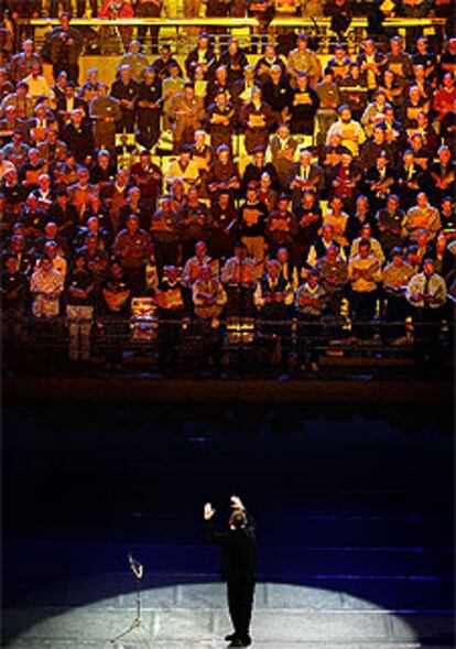 Parte del coro de <i>Cantos por la paz</i> organizado ayer en Badalona.