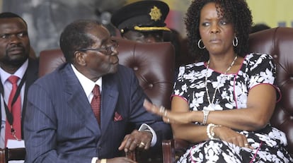 El presidente Mugabe asiste junto a su mujer, Grace, a uno de los actos por su 92 cumpleaños.