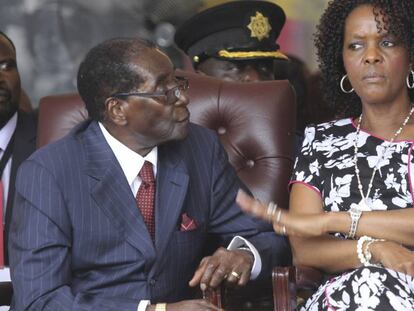 El presidente Mugabe asiste junto a su mujer, Grace, a uno de los actos por su 92 cumplea&ntilde;os.