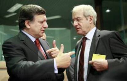 El presidente de la Comisión Europea, Jose Manuel Durao Barroso (i), conversa con el director general de la patronal europea BusinessEurope, Philippe de Buck, en Bruselas. EFE/Archivo