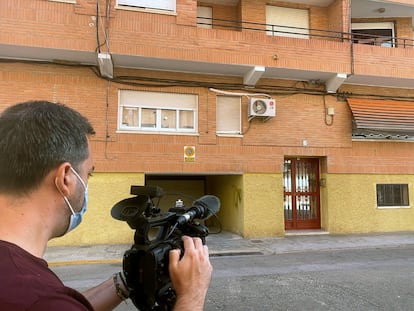 El portal del edificio de la localidad de l'Alcudia de Crespins (Valencia), donde la Guardia Civil halló el cadáver de una mujer que llevaba varios meses muerta.
