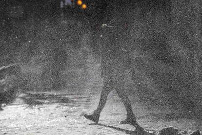Una mujer camina bajo la nieve en Chicago. El temporal de nieve y frío deja temperaturas gélidas en parte de Estados Unidos