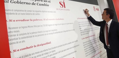 Pedro Sánchez, durante la firma de sus propuestas electorales.