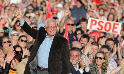 PSOE candidate Josep Borrell at a rally to celebrate the end of the election campaign.