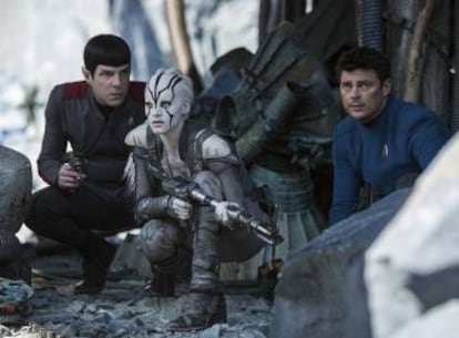Desde la izquierda, los actores Zachary Quinto (Spock), Sofia Boutella (Jailah) y karl Urban (Bones).