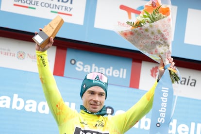 Primoz Roglic, con el maillot amarillo en el podio, tras la segunda etapa de la Itzulia.