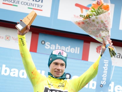 Primoz Roglic, con el maillot amarillo en el podio, tras la segunda etapa de la Itzulia.