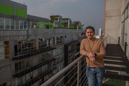 Rodrigo Muñóz en el edificio de Popocatépetl 415.