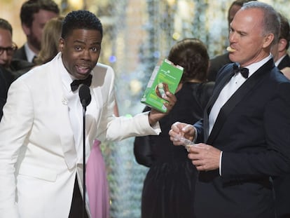 Chris Rock despide la gala mientras le observa comiendo galletas Michael Keaton, del reparto de 'Spotlight'