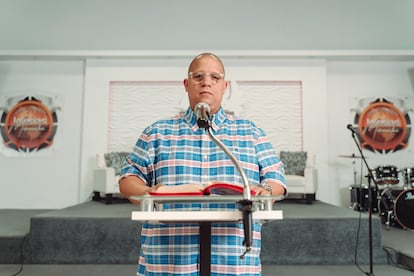 Héctor Delgado, antaño figura del reguetón como Héctor el Father, en la iglesia donde hoy es pastor.