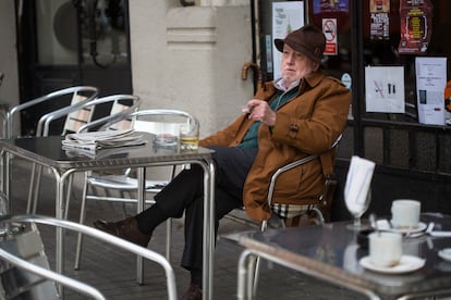 Joan de Sagarra, cronista de Barcelona, en el Bar L'Olle, en una imagen de archivo