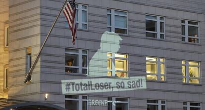 Proyección de Greenpeace crítica con Trump ("perdedor total, triste", imitando su estulo en Twitter) en la embajada estadounidense de Berlín.