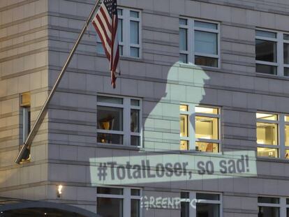 Proyección de Greenpeace crítica con Trump ("perdedor total, triste", imitando su estulo en Twitter) en la embajada estadounidense de Berlín.