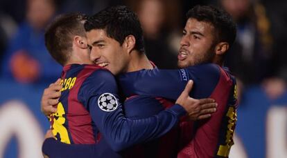 Luis Suarez celebra su gol con sus compañeros.