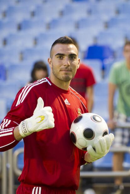 Roberto during his presentation as Zaragoza's new goalkeeper.