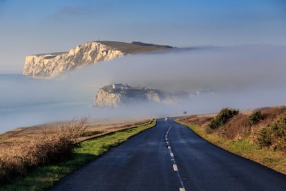 The Military Road es la sección de la carretera regional A3055 que discurre paralela a la costa sur de la isla de Wight, entre el pueblo de Chale, hacia el este, y Freshwater Bay (en la foto), en dirección oeste. Fue construida por los militares en el siglo XIX para que las tropas se movieran con más facilidad y durante muchos años estuvo cerrada al público (mediante puertas) hasta su apertura en 1936, convirtiéndose en una de las rutas con mejores panorámicas de Inglaterra. Acantilados blancos y aguas esmeraldas con una sola contraindicación: sufre una erosión muy rápida y precisa de reparaciones continuas para mantenerse operativa.