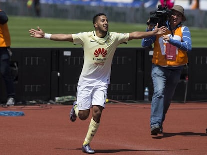 Cecilio Domínguez festeja el último gol de América