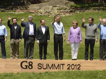 Foto de familia de los asistentes al G-8.