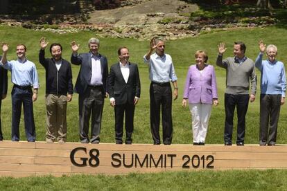 Foto de familia de los asistentes al G-8.