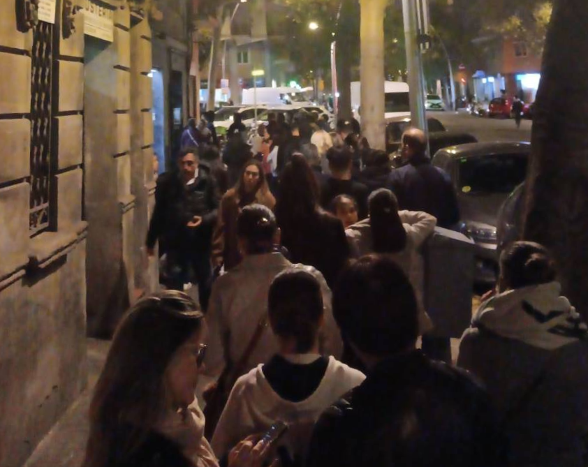 Colas en plena calle para ver un piso de alquiler por menos de 1.000 euros en Barcelona