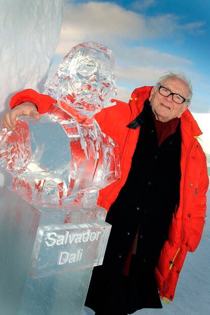 En un viaje a Suecia, posa junto a una estatua de Dalí en el hotel de hielo Jukkasjarvi.