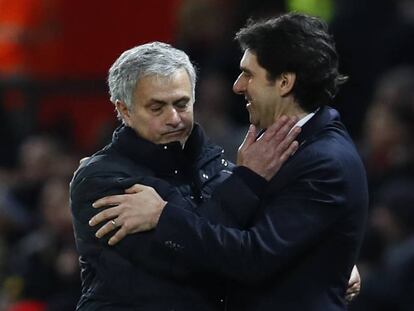 Mourinho y Karanka se abrazan tras el partido.