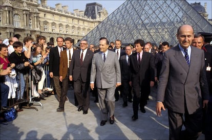 French president, François Mitterrand (center), accompanied by Jack Lang (right), inaugurates the Great Pyramid of the Louvre on March 29, 1989.