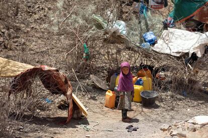 Una niña refugiada, que huyó de su casa con su familia debido a los combates entre los rebeldes hutíes y las fuerzas gubernamentales sirias respaldadas por Arabia Saudí, al oeste de los suburbios de la tercera ciudad de Yemen, Taiz.