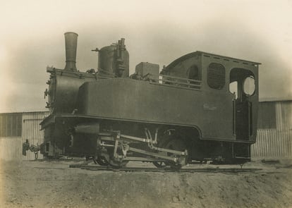 El general Avils estaba especialmente contento con la compra de elementos ferroviarios completamente nuevos, algunos todava sin montar en fbricas alemanas. En esta imagen, una locomotora de dos ejes acoplados.