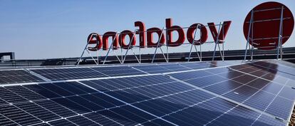 Paneles solares instalados en la sede de Vodafone España, de su iniciativa con Repsol.